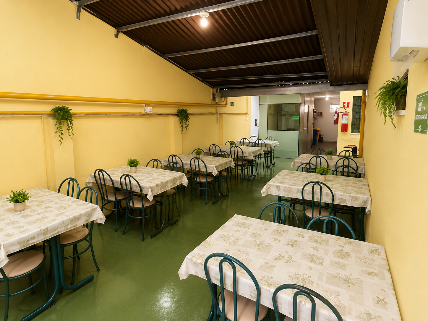 Refeitório amplo e acolhedor — Casa de Repouso Anália Franco