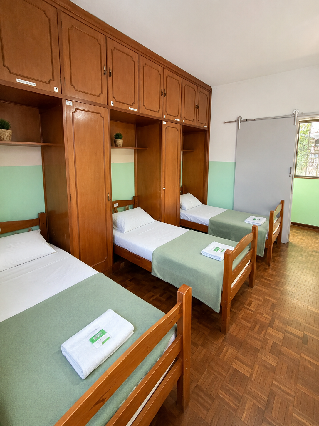Quarto coletivo com armários individuais e ambiente espaçoso