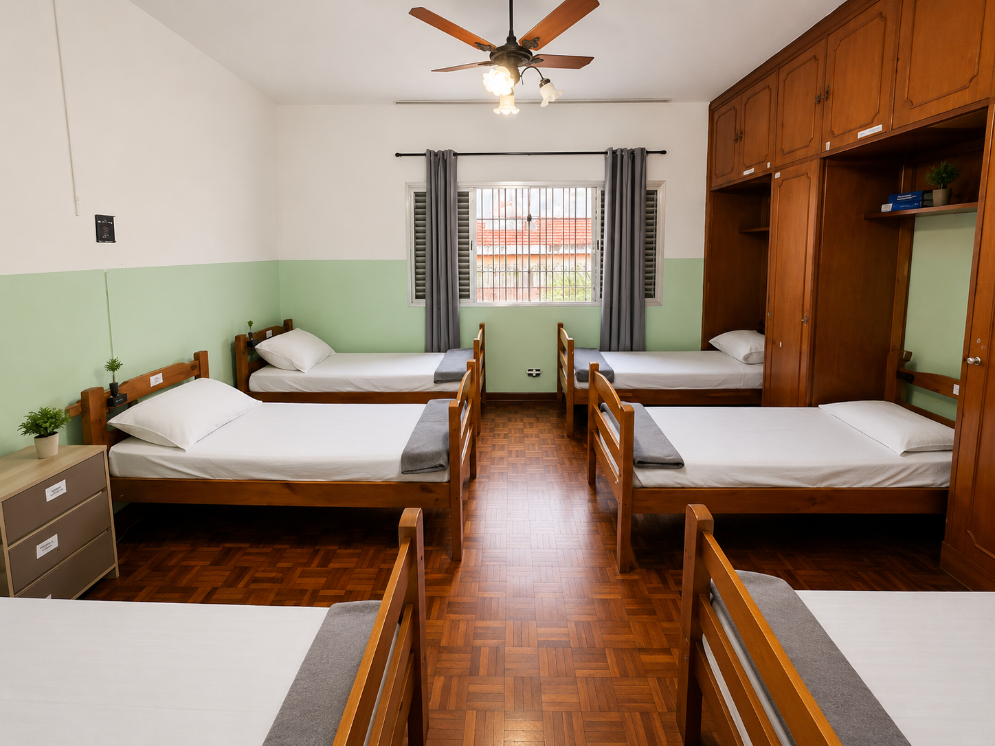 Quarto coletivo amplo e iluminado — Pensionato Residencial Pires de Paula